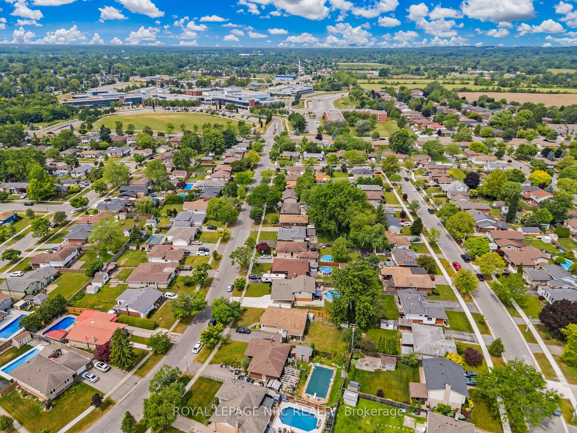 Photo 2 of 20 Woodgate Drive, Welland, N. Welland — HOMEH
