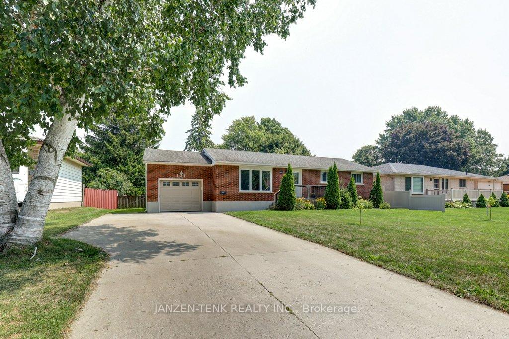 Photo 2 of 131 Fourth Avenue, Aylmer — HOMEH