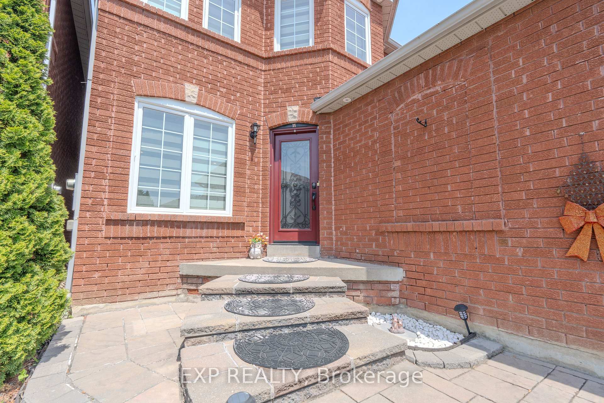 Photo 2 of 12 Fieldnest Crescent, Whitby, Rolling Acres — HOMEH