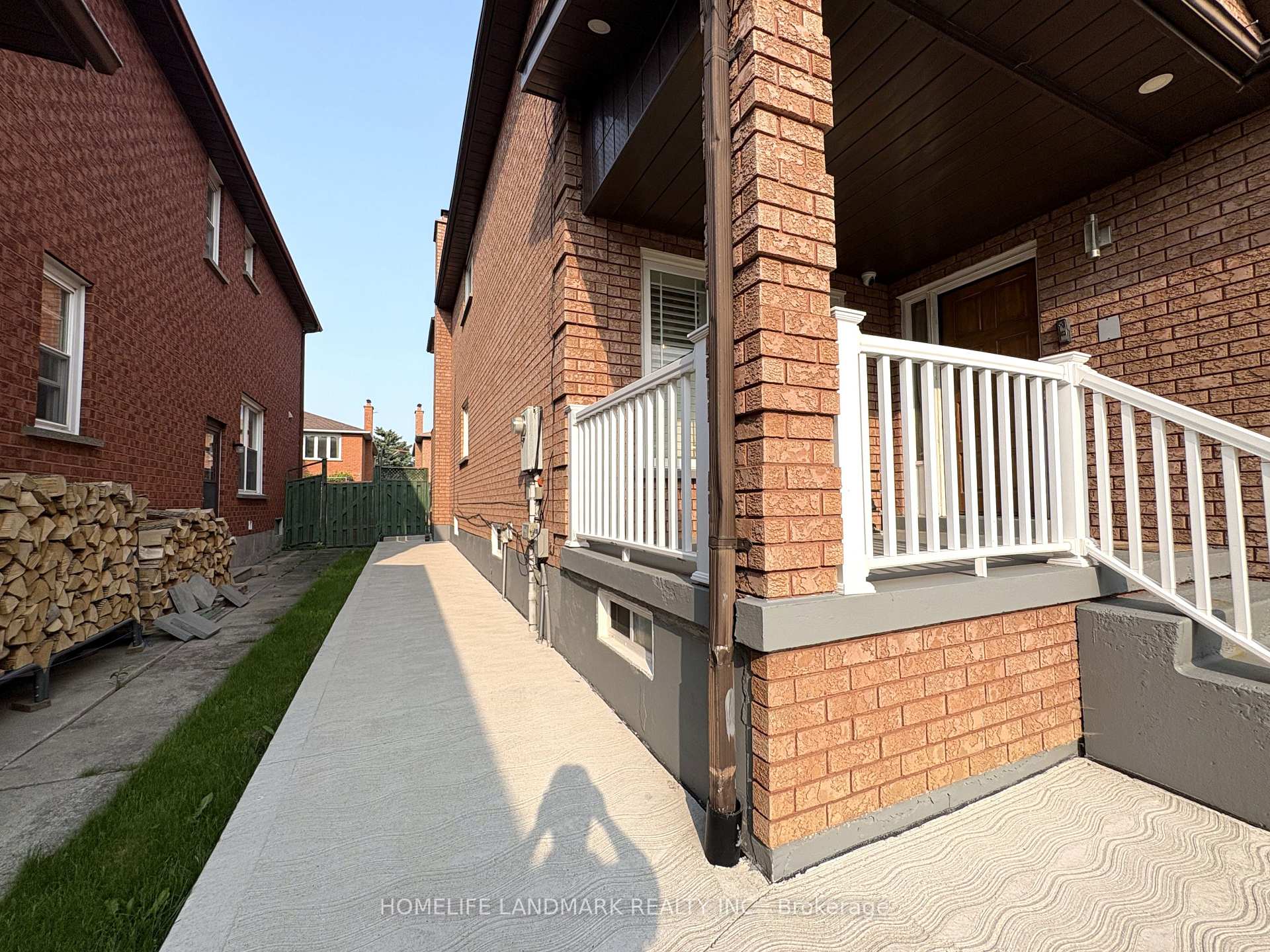 Photo 3 of 42 Lamp Crescent, Vaughan, West Woodbridge — HOMEH