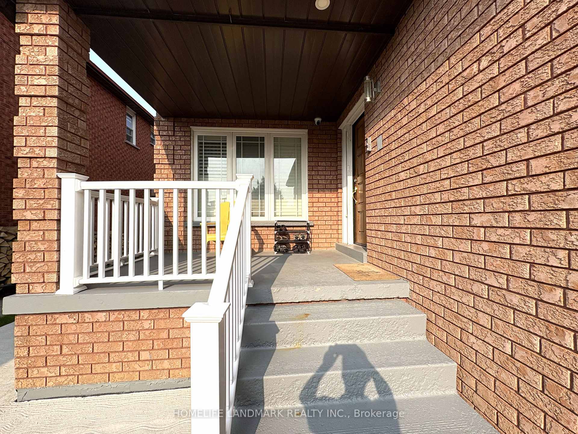 Photo 4 of 42 Lamp Crescent, Vaughan, West Woodbridge — HOMEH
