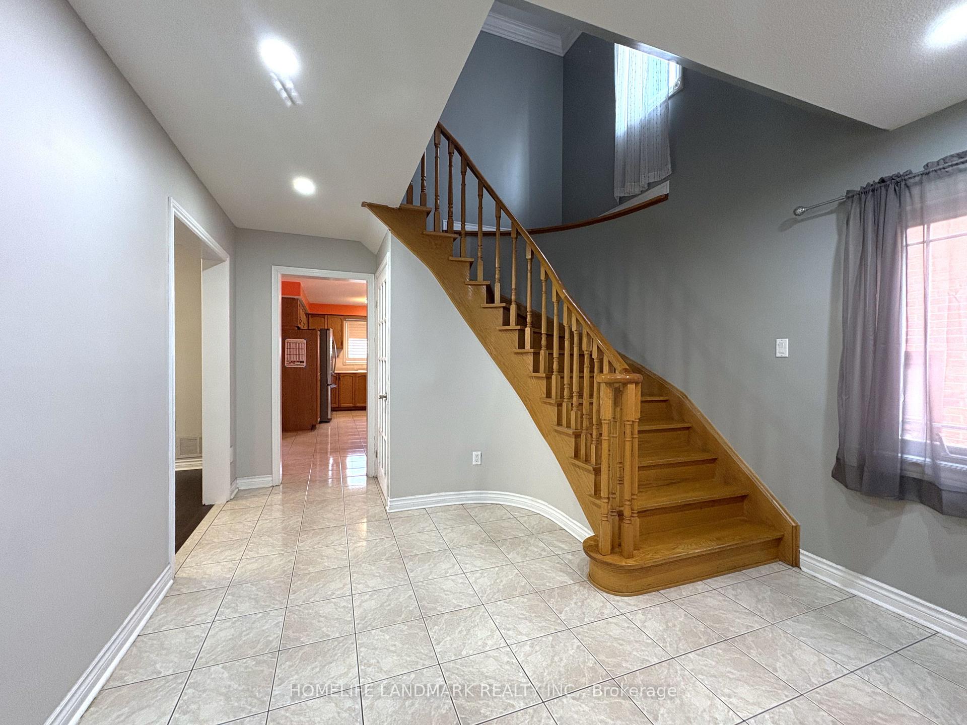 Photo 8 of 42 Lamp Crescent, Vaughan, West Woodbridge — HOMEH
