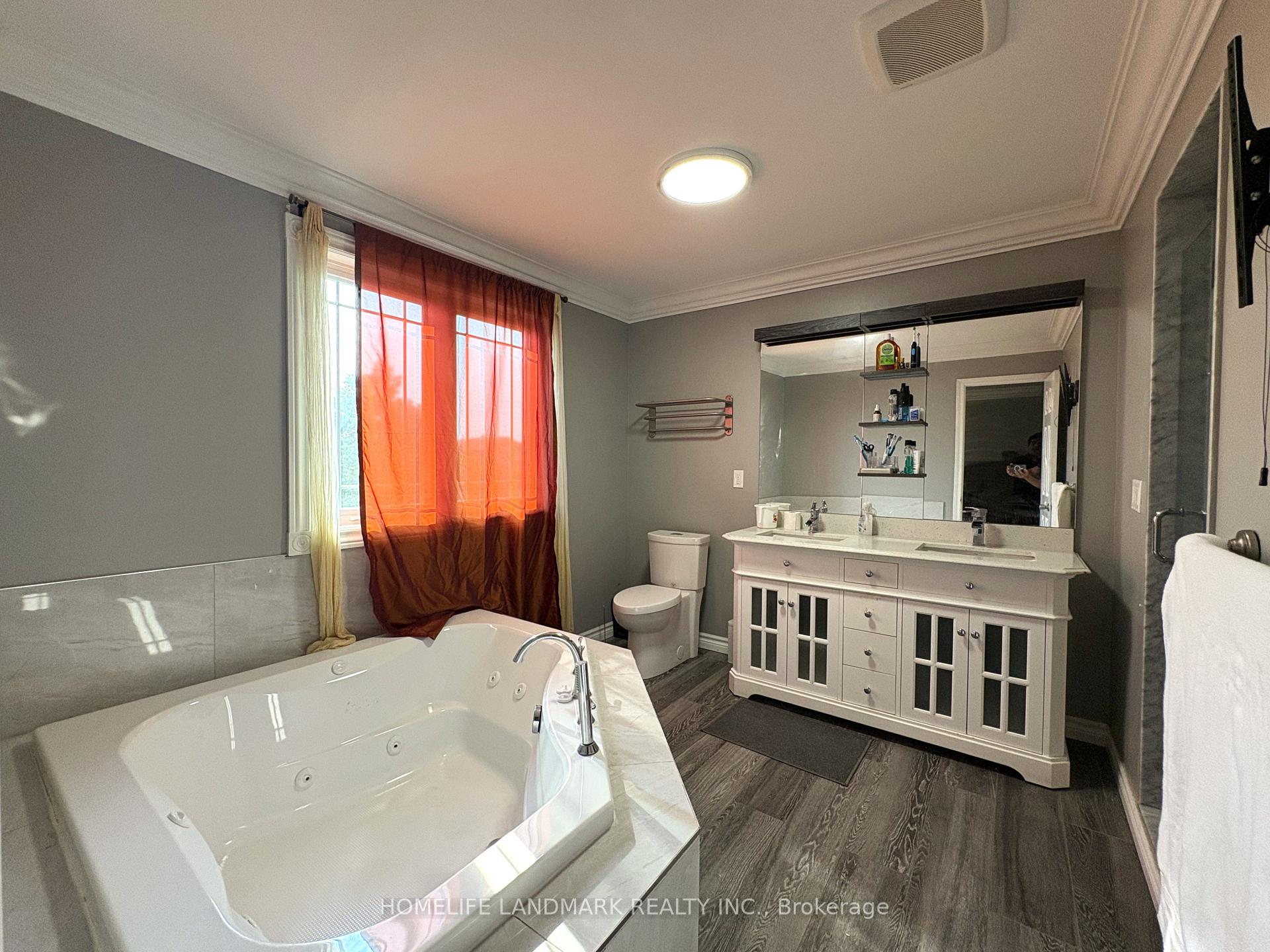 Photo 20 of 42 Lamp Crescent, Vaughan, West Woodbridge — HOMEH