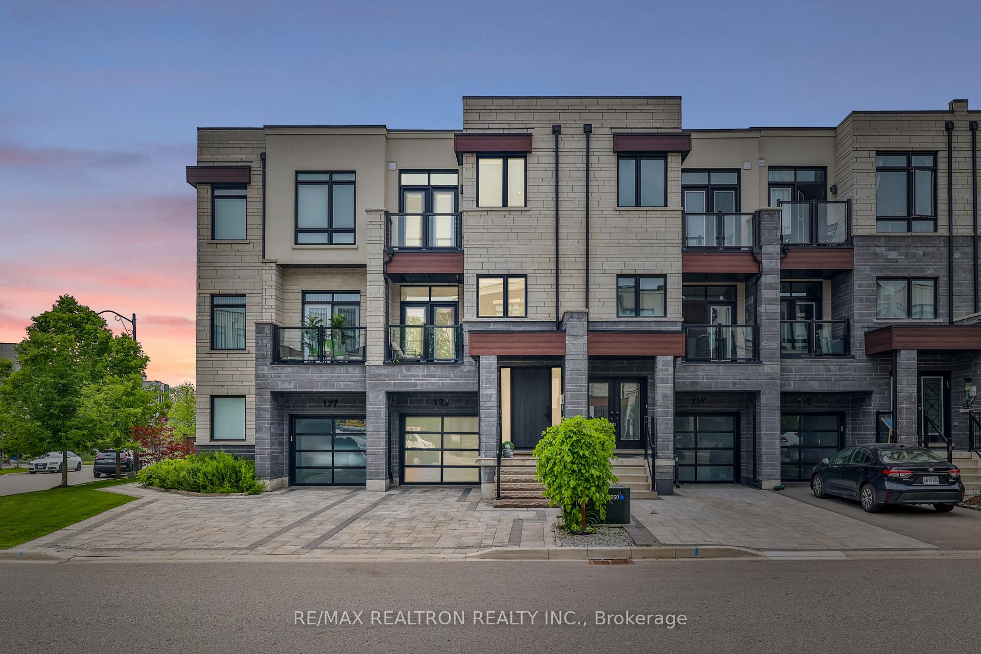Photo 4 of 123 Golden Trail, Vaughan, Patterson — HOMEH