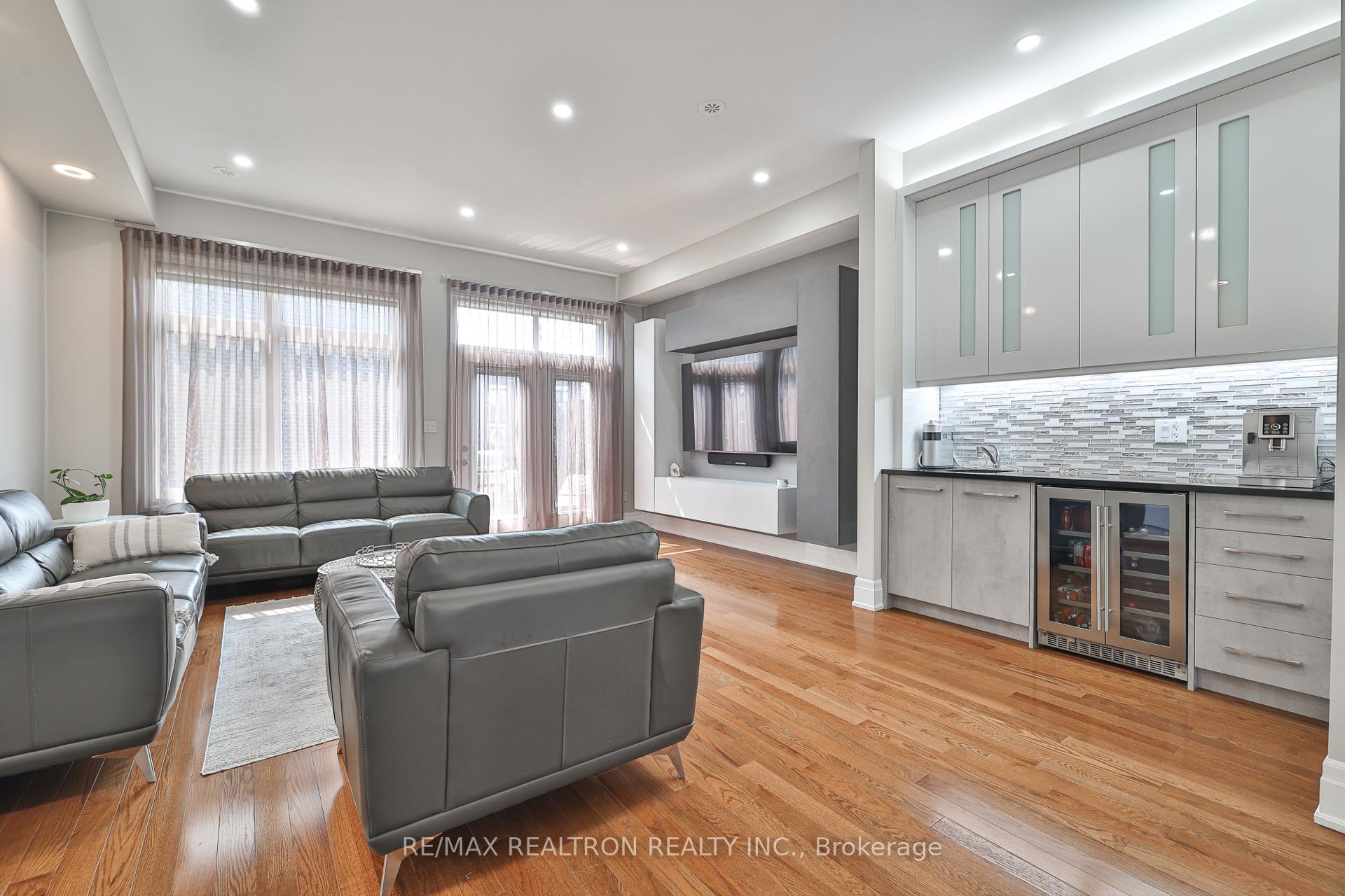 Photo 11 of 123 Golden Trail, Vaughan, Patterson — HOMEH
