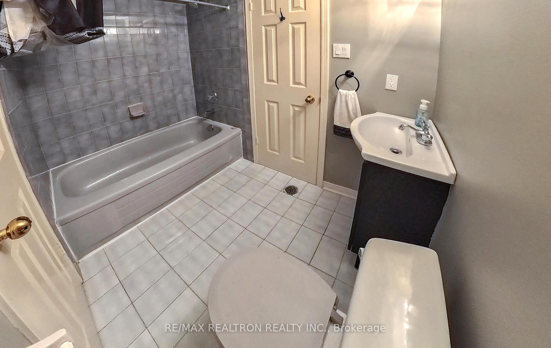 Photo 38 of 53 Hefhill Court, Vaughan, Crestwood-Springfarm-Yorkhill — HOMEH