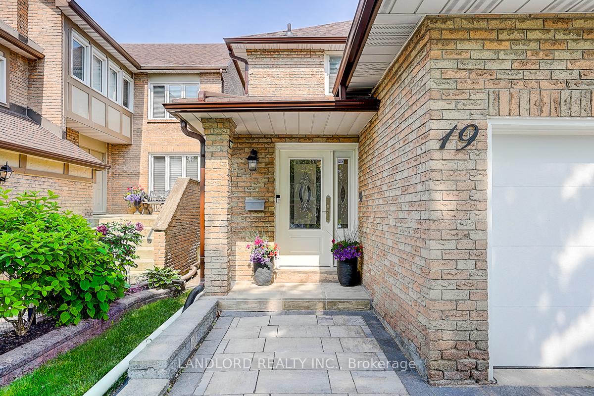 Photo 3 of 19 Esther Crescent, Vaughan, Crestwood-Springfarm-Yorkhill — HOMEH