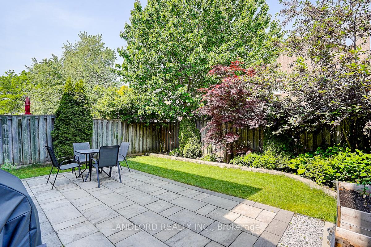 Photo 4 of 19 Esther Crescent, Vaughan, Crestwood-Springfarm-Yorkhill — HOMEH