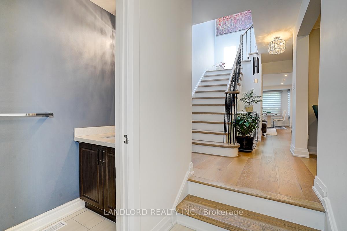 Photo 6 of 19 Esther Crescent, Vaughan, Crestwood-Springfarm-Yorkhill — HOMEH