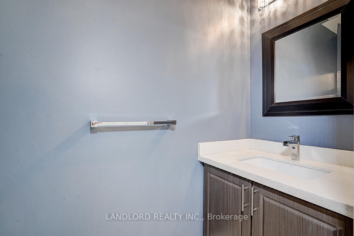 Photo 7 of 19 Esther Crescent, Vaughan, Crestwood-Springfarm-Yorkhill — HOMEH
