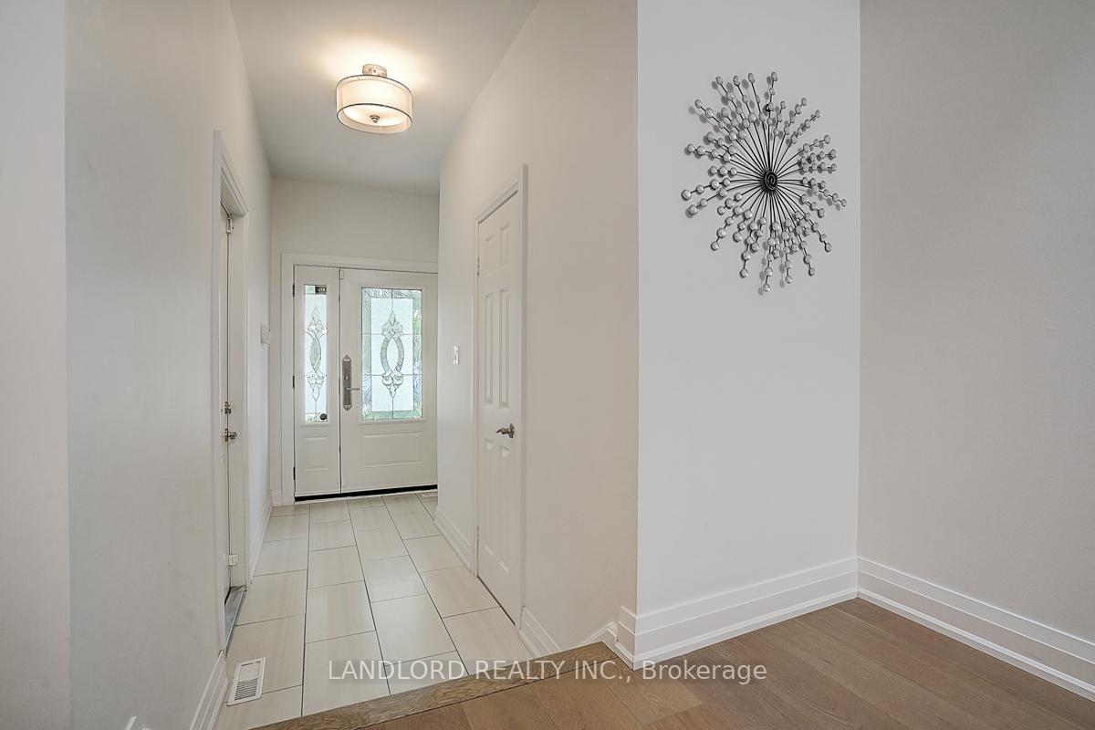 Photo 9 of 19 Esther Crescent, Vaughan, Crestwood-Springfarm-Yorkhill — HOMEH