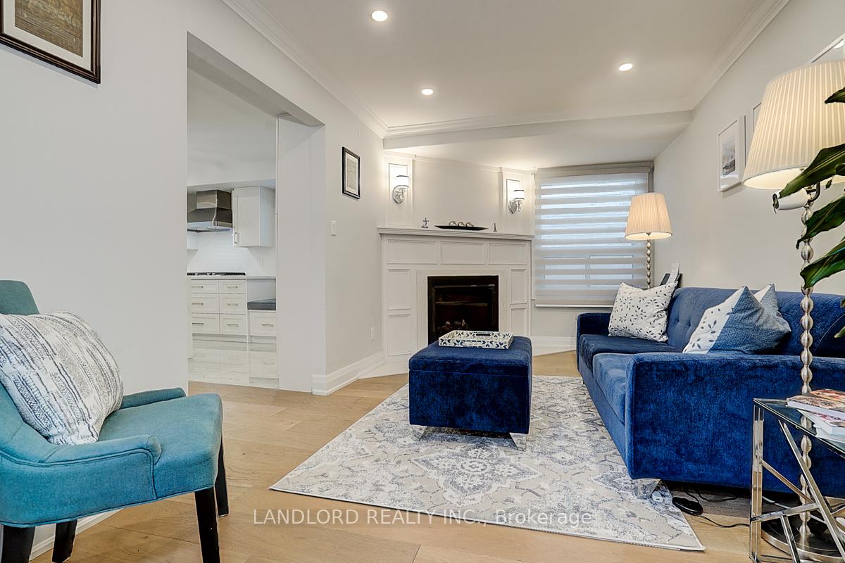 Photo 10 of 19 Esther Crescent, Vaughan, Crestwood-Springfarm-Yorkhill — HOMEH