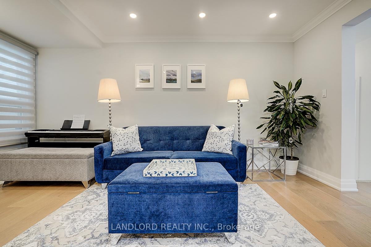 Photo 11 of 19 Esther Crescent, Vaughan, Crestwood-Springfarm-Yorkhill — HOMEH