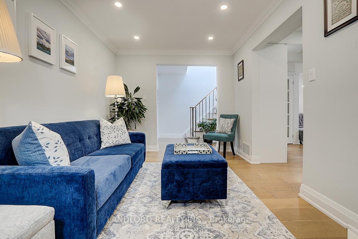 Photo 12 of 19 Esther Crescent, Vaughan, Crestwood-Springfarm-Yorkhill — HOMEH