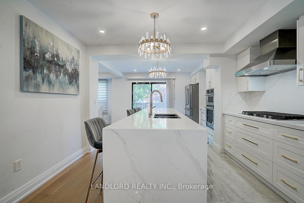 Photo 15 of 19 Esther Crescent, Vaughan, Crestwood-Springfarm-Yorkhill — HOMEH