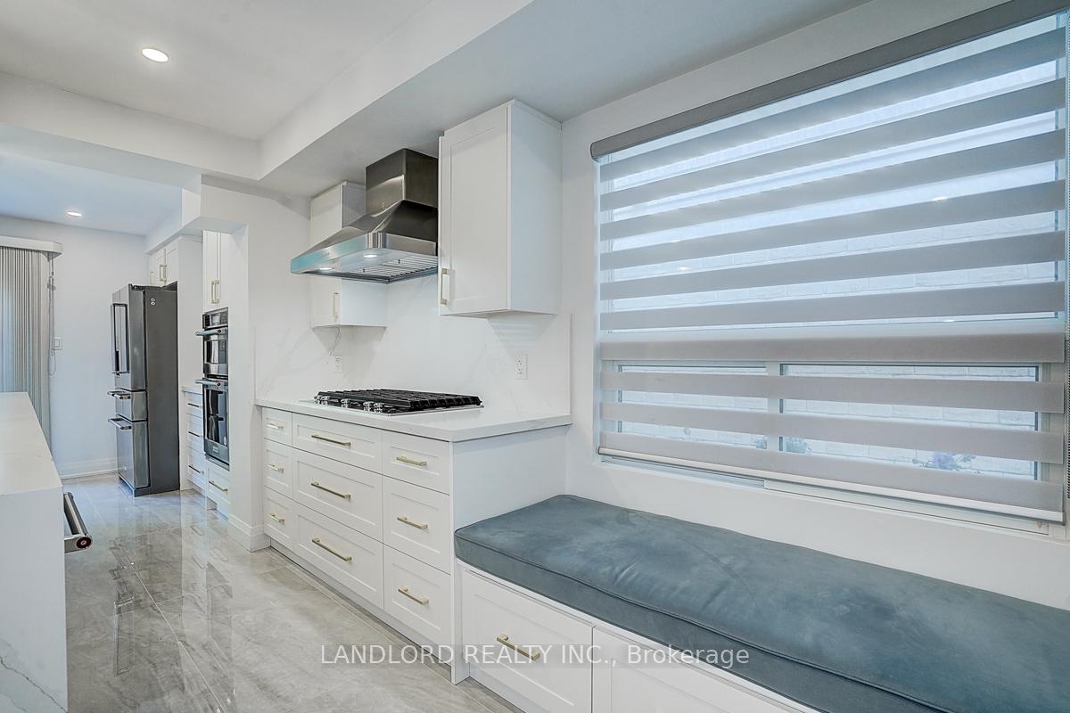 Photo 16 of 19 Esther Crescent, Vaughan, Crestwood-Springfarm-Yorkhill — HOMEH