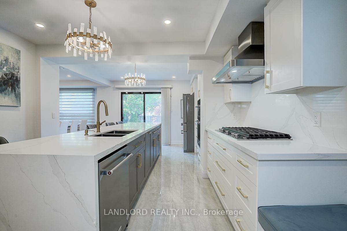Photo 17 of 19 Esther Crescent, Vaughan, Crestwood-Springfarm-Yorkhill — HOMEH