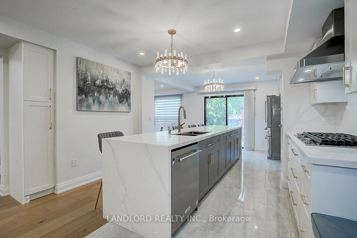 Photo 18 of 19 Esther Crescent, Vaughan, Crestwood-Springfarm-Yorkhill — HOMEH