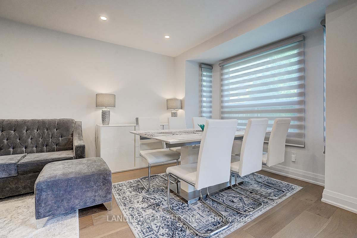 Photo 23 of 19 Esther Crescent, Vaughan, Crestwood-Springfarm-Yorkhill — HOMEH