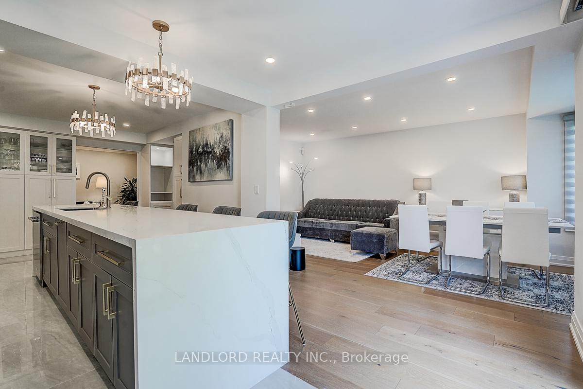 Photo 24 of 19 Esther Crescent, Vaughan, Crestwood-Springfarm-Yorkhill — HOMEH