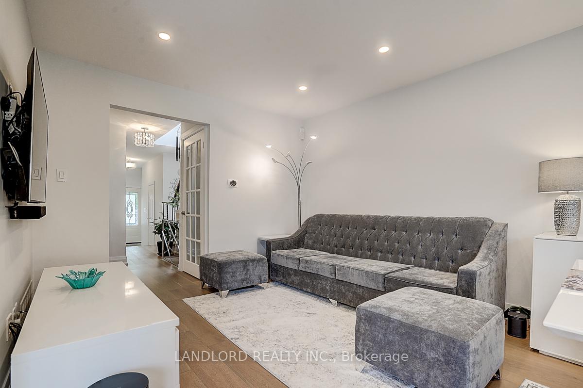 Photo 25 of 19 Esther Crescent, Vaughan, Crestwood-Springfarm-Yorkhill — HOMEH