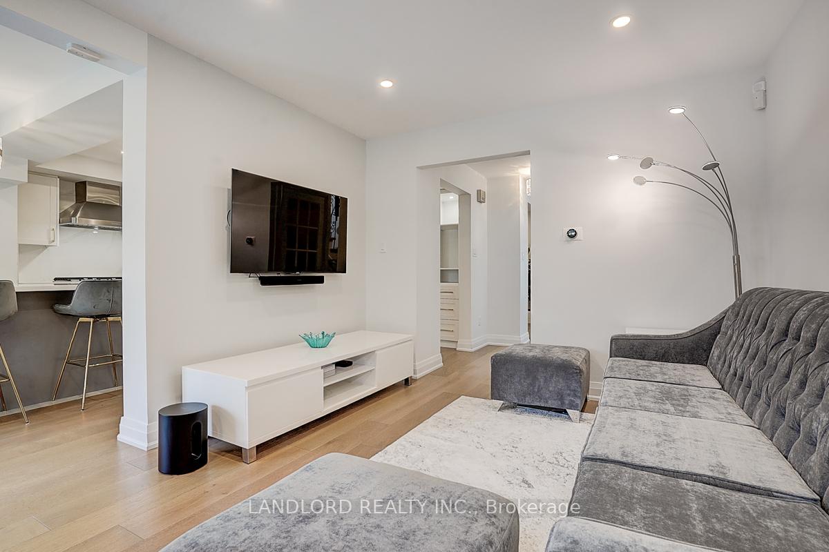 Photo 26 of 19 Esther Crescent, Vaughan, Crestwood-Springfarm-Yorkhill — HOMEH