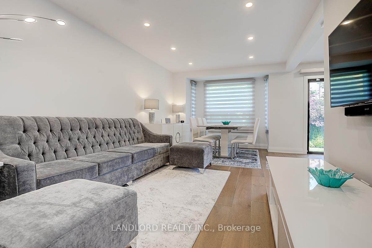 Photo 28 of 19 Esther Crescent, Vaughan, Crestwood-Springfarm-Yorkhill — HOMEH