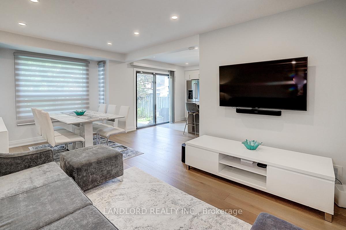 Photo 29 of 19 Esther Crescent, Vaughan, Crestwood-Springfarm-Yorkhill — HOMEH