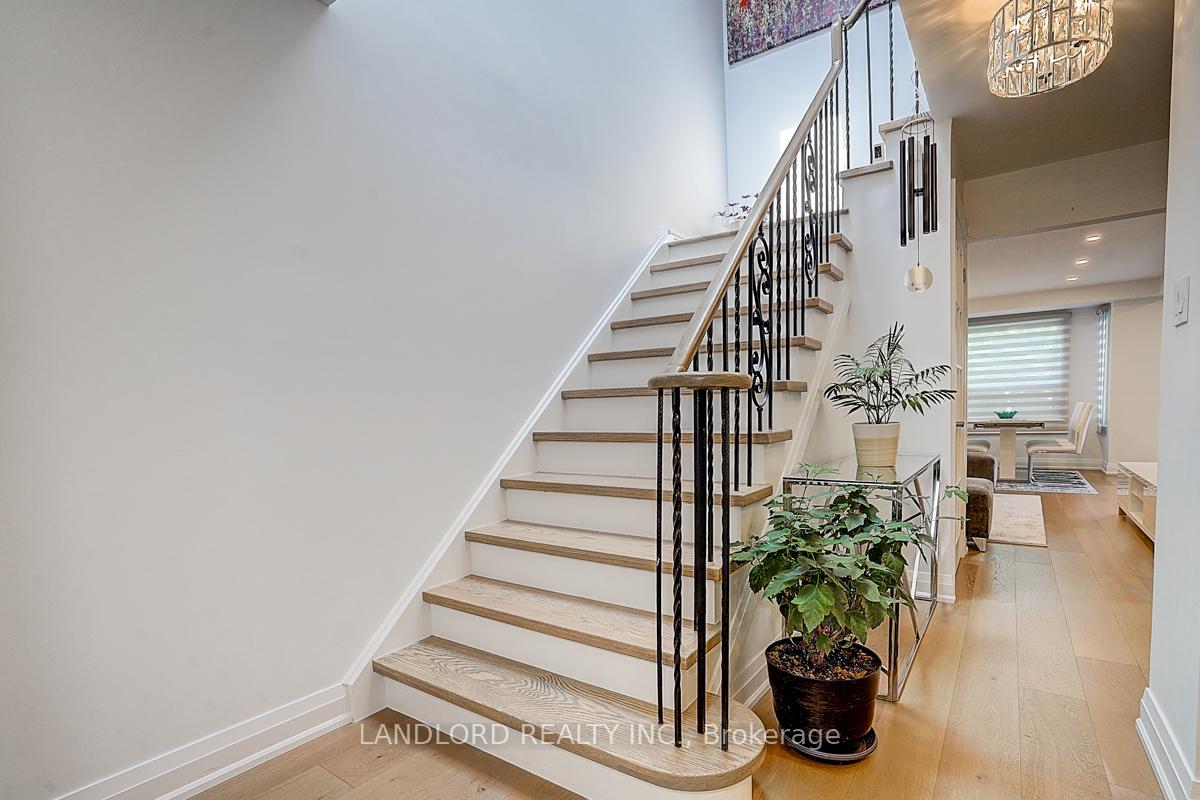 Photo 30 of 19 Esther Crescent, Vaughan, Crestwood-Springfarm-Yorkhill — HOMEH