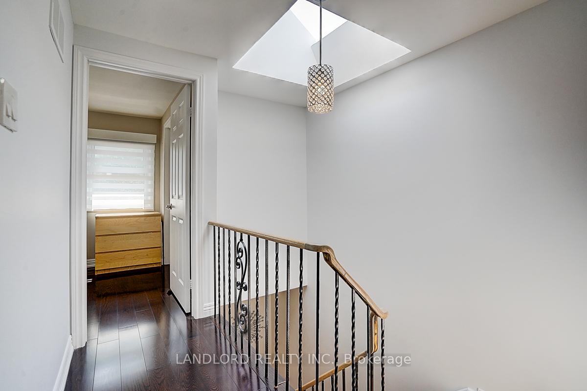 Photo 31 of 19 Esther Crescent, Vaughan, Crestwood-Springfarm-Yorkhill — HOMEH