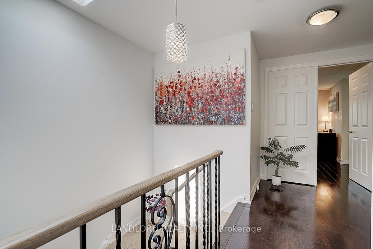 Photo 32 of 19 Esther Crescent, Vaughan, Crestwood-Springfarm-Yorkhill — HOMEH