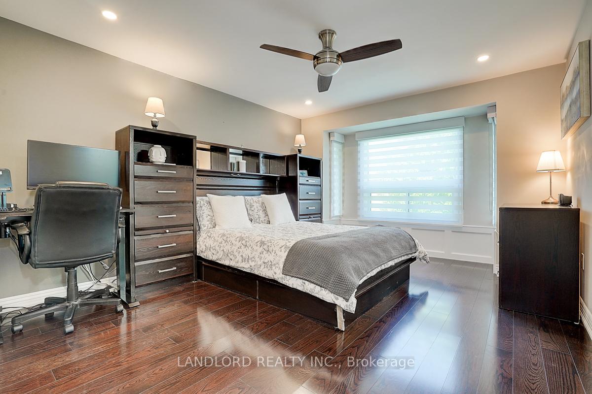 Photo 33 of 19 Esther Crescent, Vaughan, Crestwood-Springfarm-Yorkhill — HOMEH