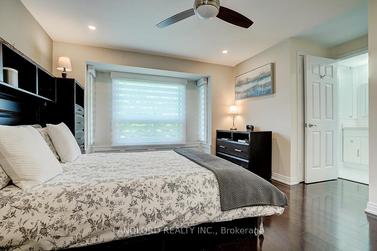 Photo 34 of 19 Esther Crescent, Vaughan, Crestwood-Springfarm-Yorkhill — HOMEH