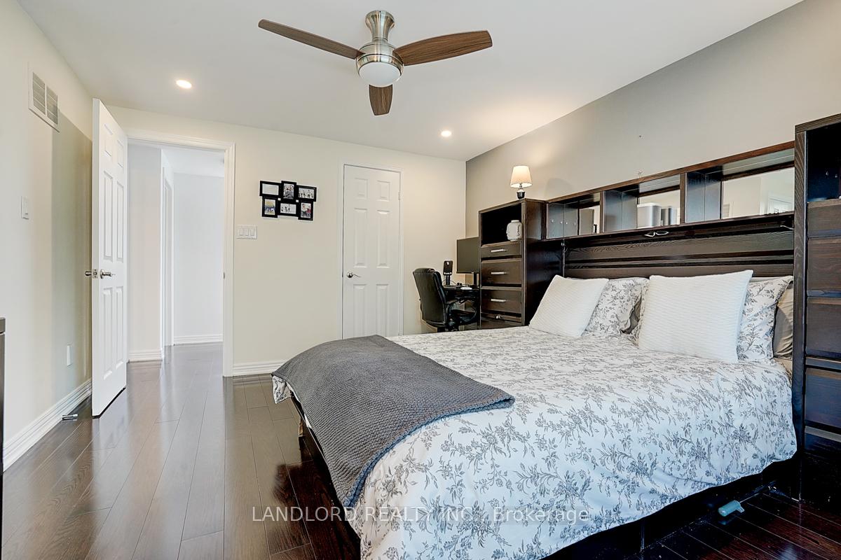 Photo 35 of 19 Esther Crescent, Vaughan, Crestwood-Springfarm-Yorkhill — HOMEH