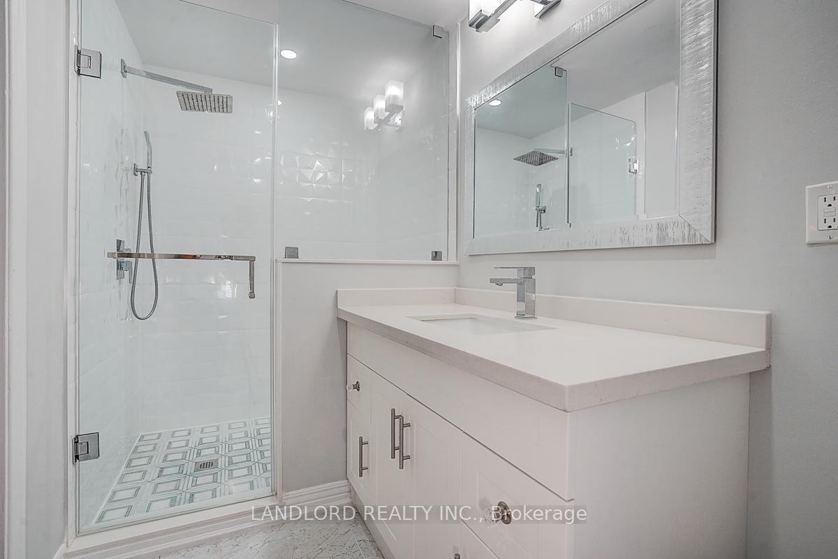 Photo 37 of 19 Esther Crescent, Vaughan, Crestwood-Springfarm-Yorkhill — HOMEH
