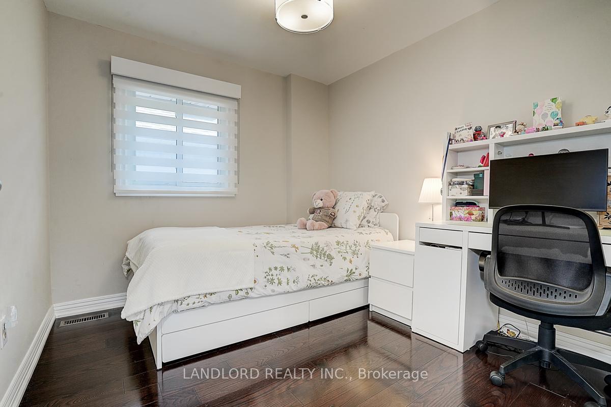 Photo 39 of 19 Esther Crescent, Vaughan, Crestwood-Springfarm-Yorkhill — HOMEH