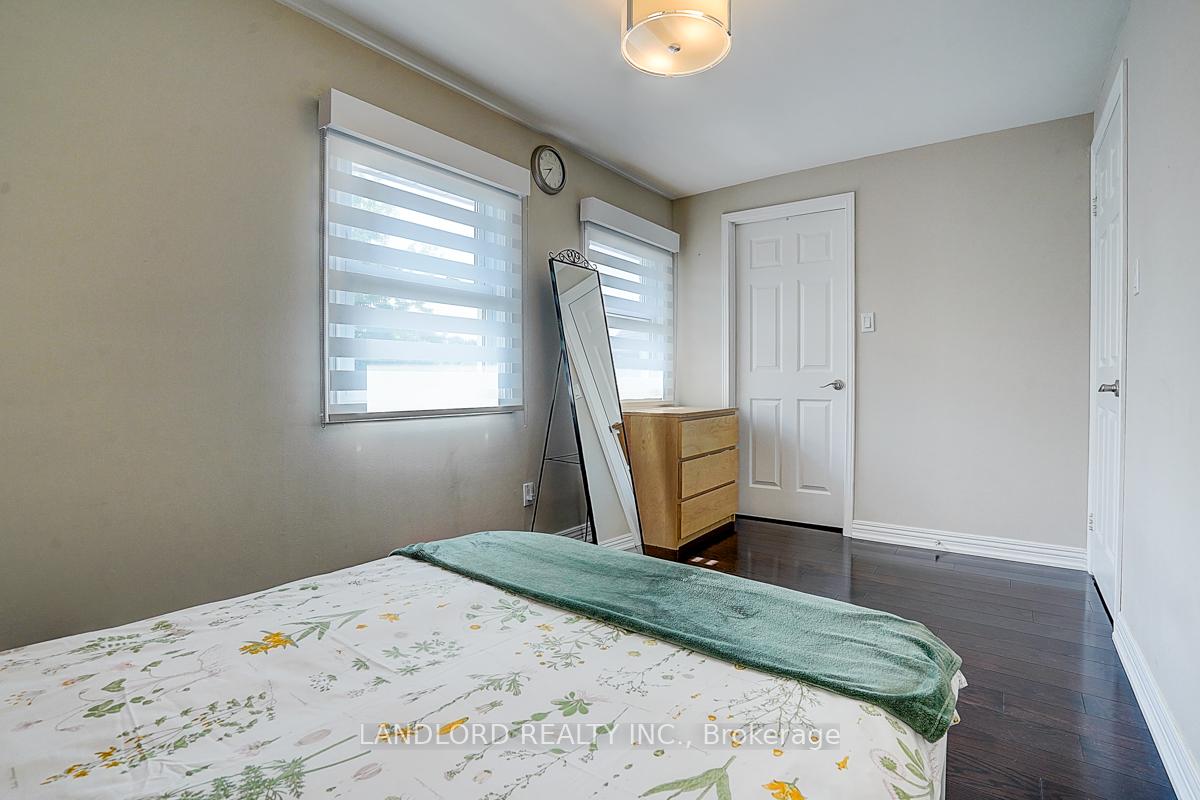 Photo 41 of 19 Esther Crescent, Vaughan, Crestwood-Springfarm-Yorkhill — HOMEH