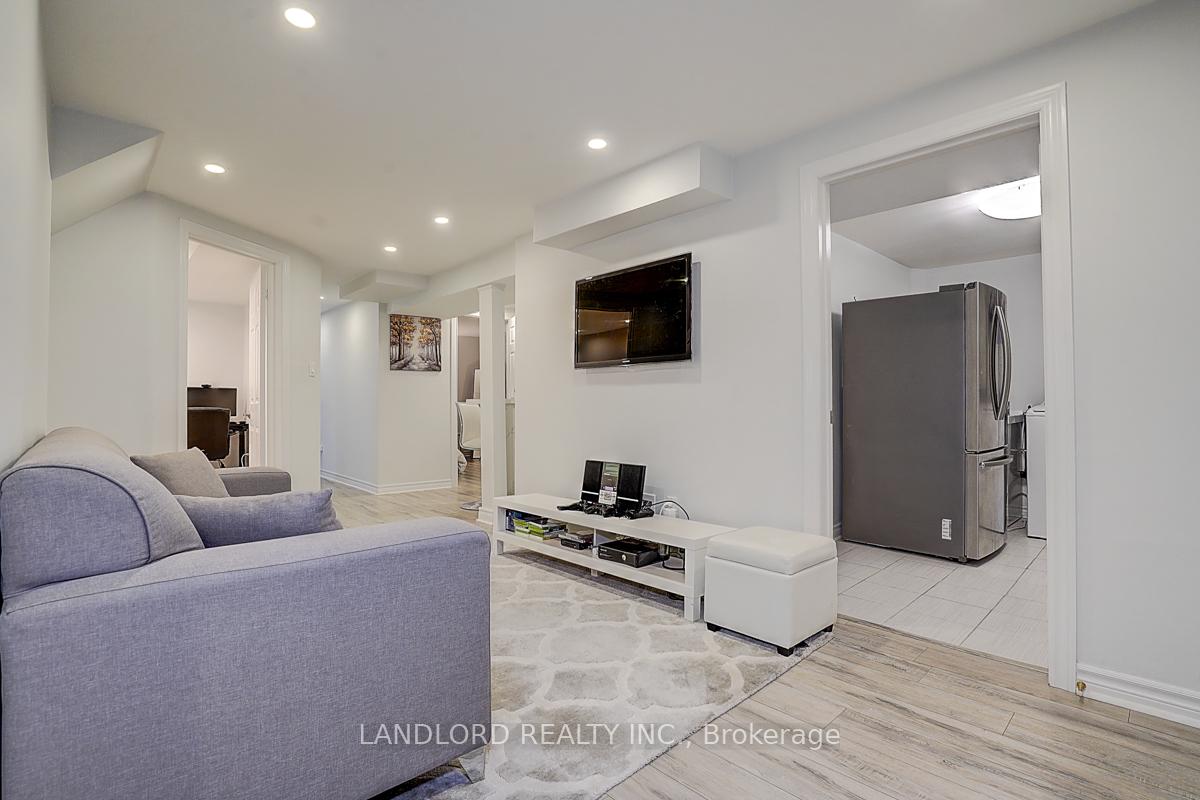 Photo 42 of 19 Esther Crescent, Vaughan, Crestwood-Springfarm-Yorkhill — HOMEH