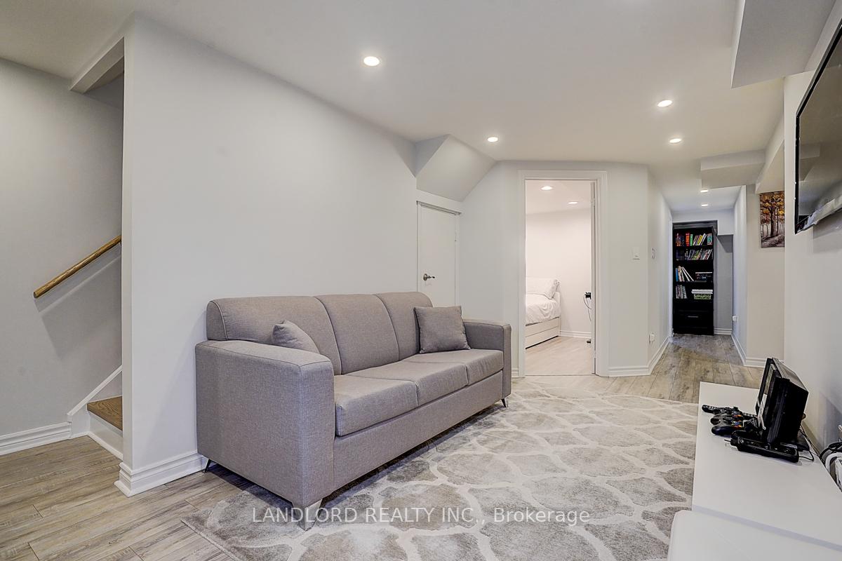 Photo 43 of 19 Esther Crescent, Vaughan, Crestwood-Springfarm-Yorkhill — HOMEH