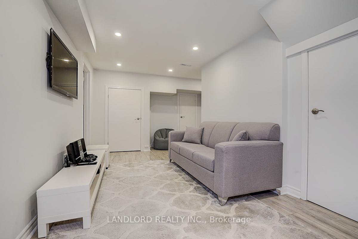 Photo 44 of 19 Esther Crescent, Vaughan, Crestwood-Springfarm-Yorkhill — HOMEH