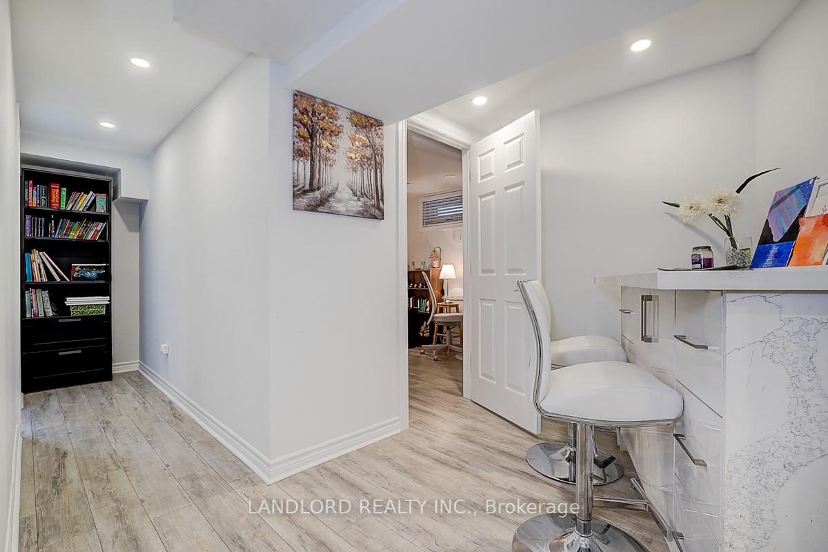 Photo 46 of 19 Esther Crescent, Vaughan, Crestwood-Springfarm-Yorkhill — HOMEH