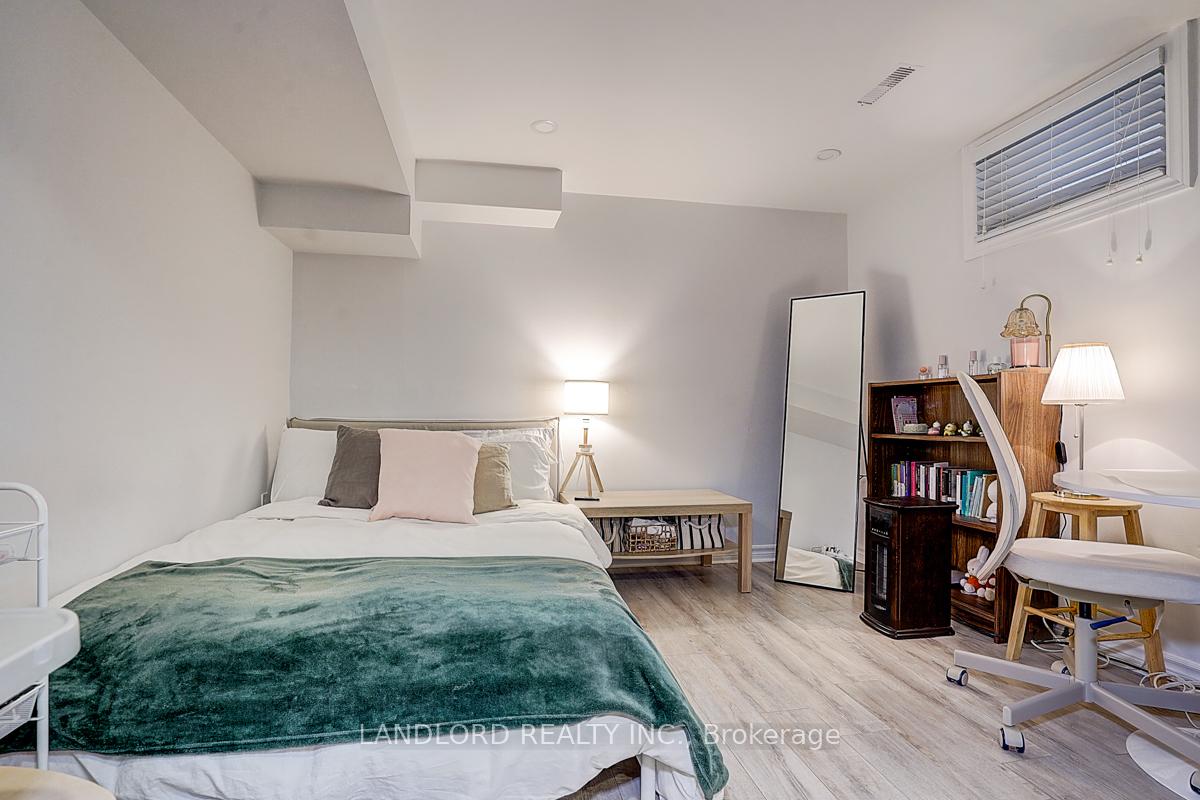 Photo 48 of 19 Esther Crescent, Vaughan, Crestwood-Springfarm-Yorkhill — HOMEH