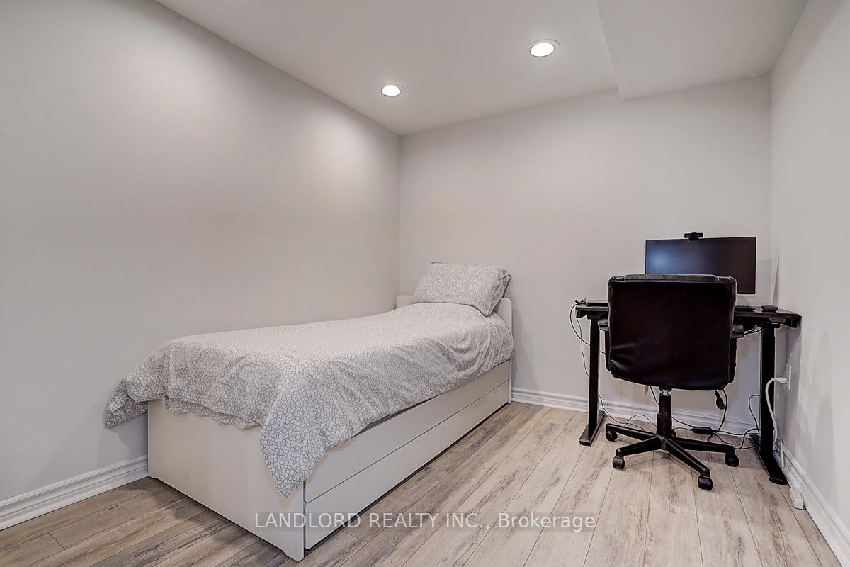 Photo 49 of 19 Esther Crescent, Vaughan, Crestwood-Springfarm-Yorkhill — HOMEH