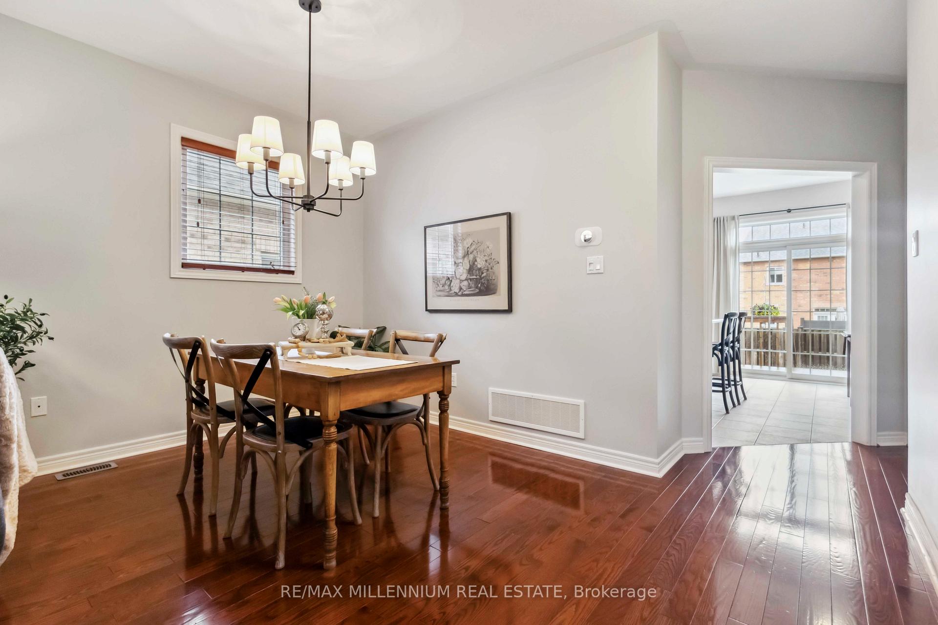 Photo 11 of 27 Corsham Drive, Whitby, Brooklin — HOMEH