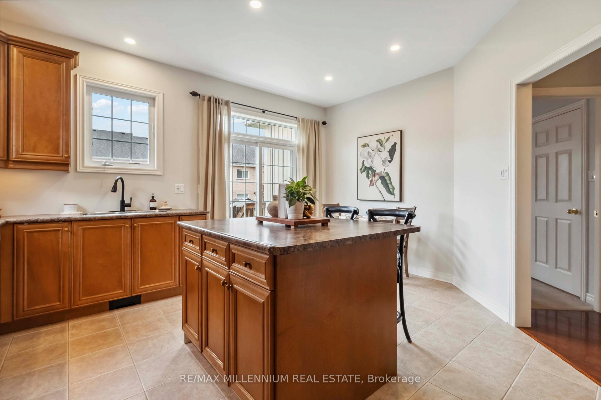 Photo 17 of 27 Corsham Drive, Whitby, Brooklin — HOMEH