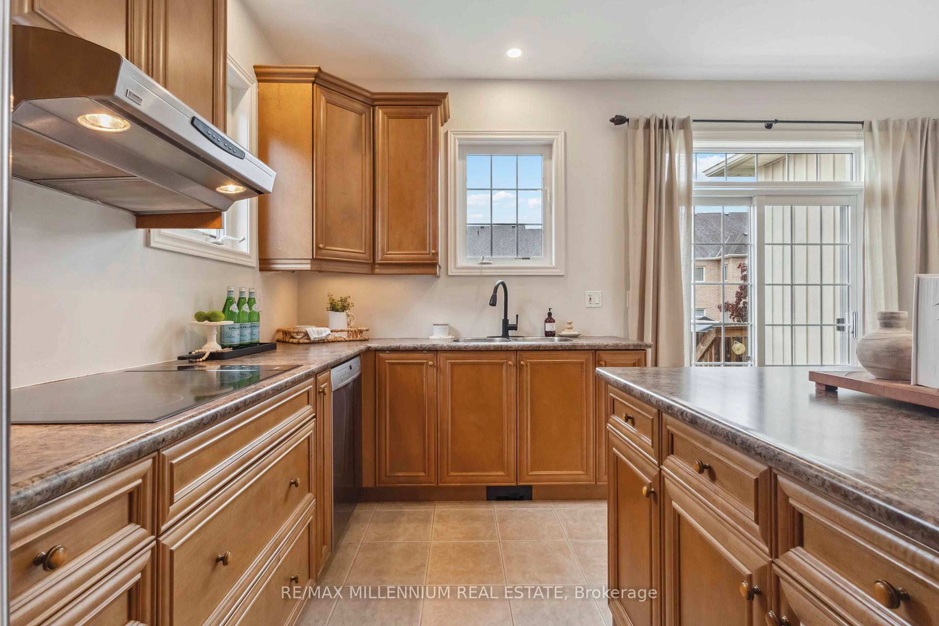 Photo 18 of 27 Corsham Drive, Whitby, Brooklin — HOMEH