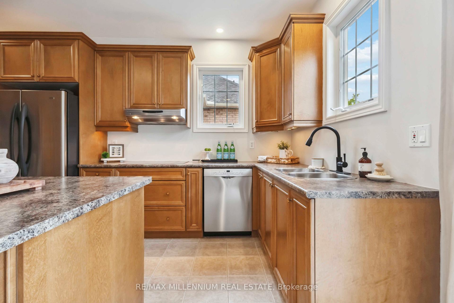Photo 25 of 27 Corsham Drive, Whitby, Brooklin — HOMEH