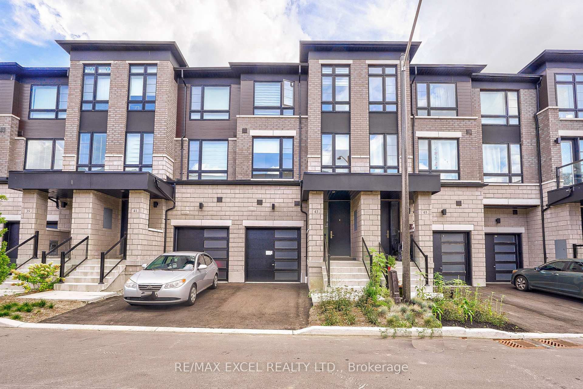 Photo 1 of 43 Lake Trail Way, Whitby, Brooklin — HOMEH