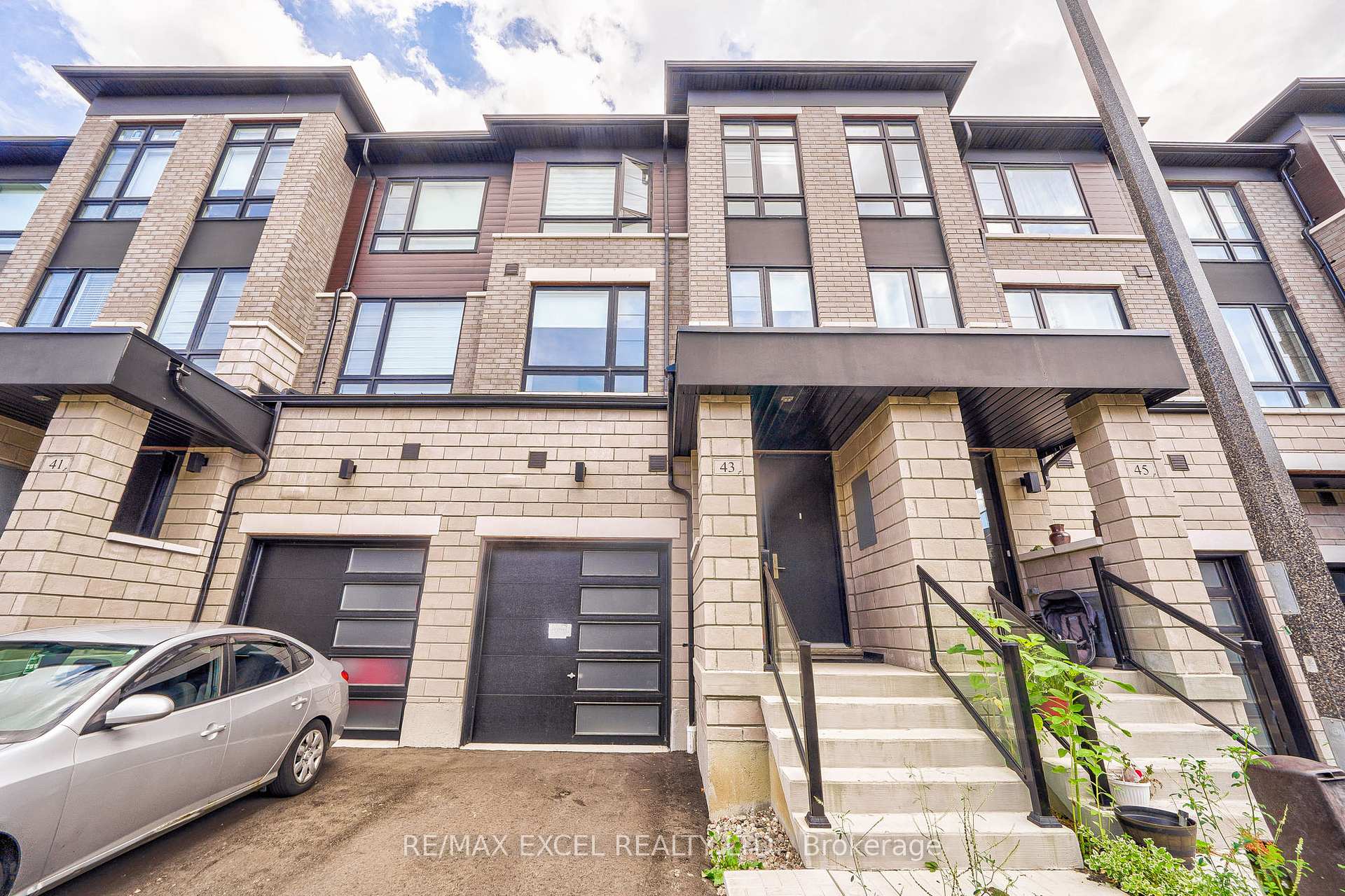 Photo 2 of 43 Lake Trail Way, Whitby, Brooklin — HOMEH