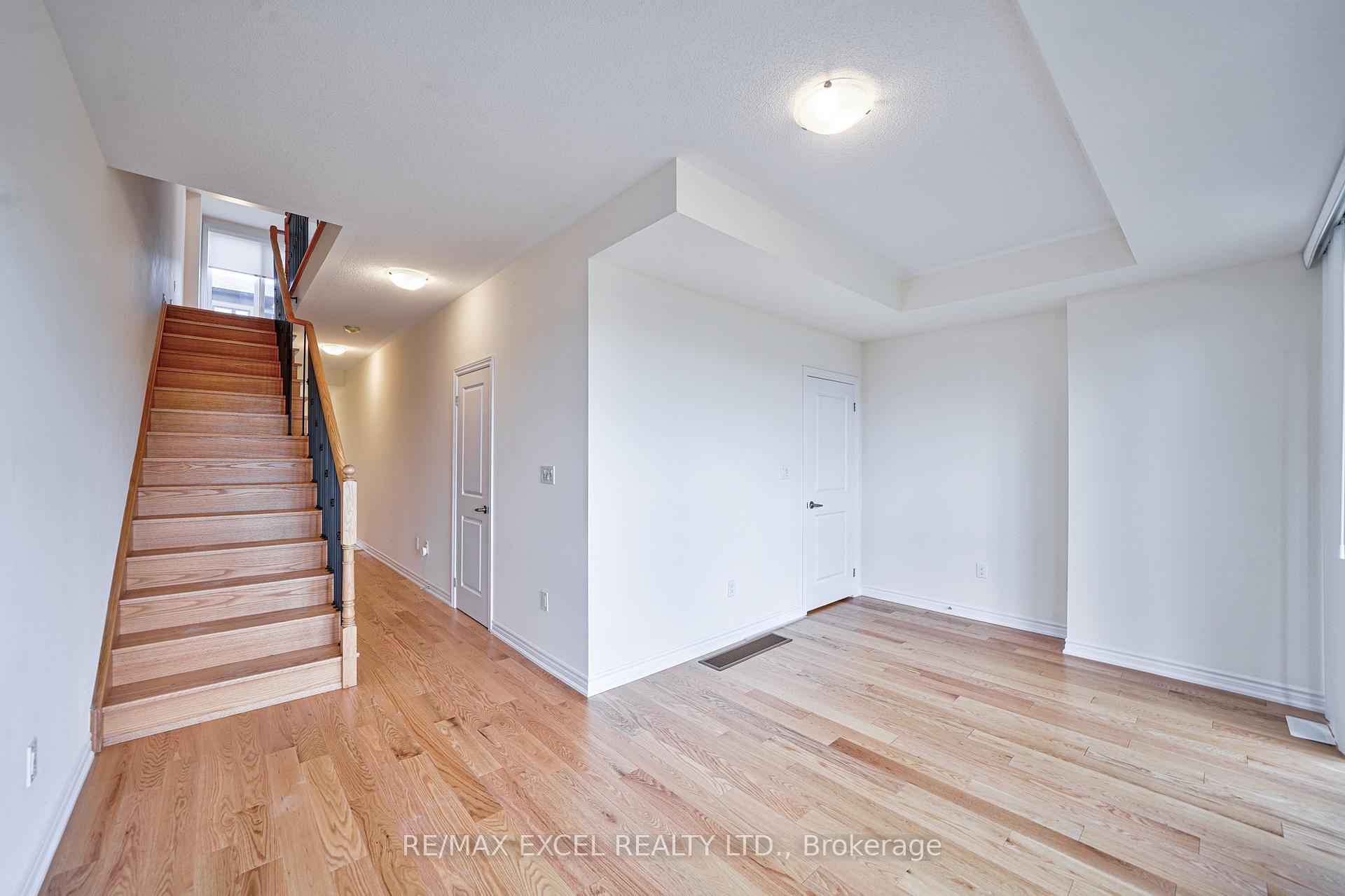 Photo 6 of 43 Lake Trail Way, Whitby, Brooklin — HOMEH